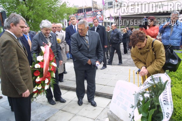 КНСБ поднасят цветя пред паметника на загиналите при аварии работниц 2004.4