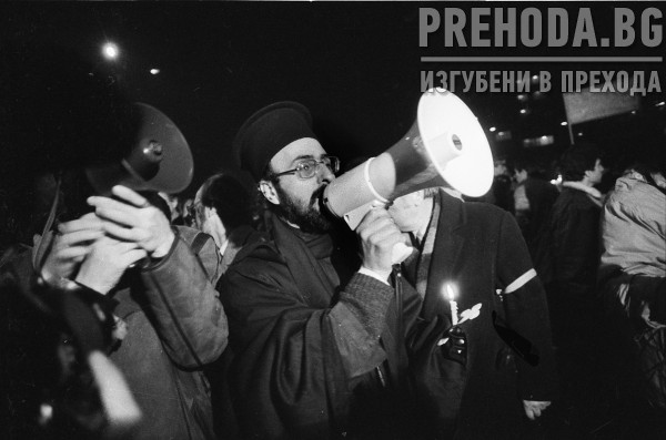 Студетски протест пред Народното събрание за отмяна на член 1 на Конституцията, предизвикал репликата на Петър Младенов "Да дойдат танковете"