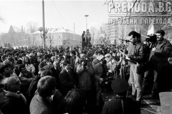 Студентски митинг пред паметника на Незнайния воин с участието на Петър Берон  Александър Кьосев, Емил Кошлуков и други