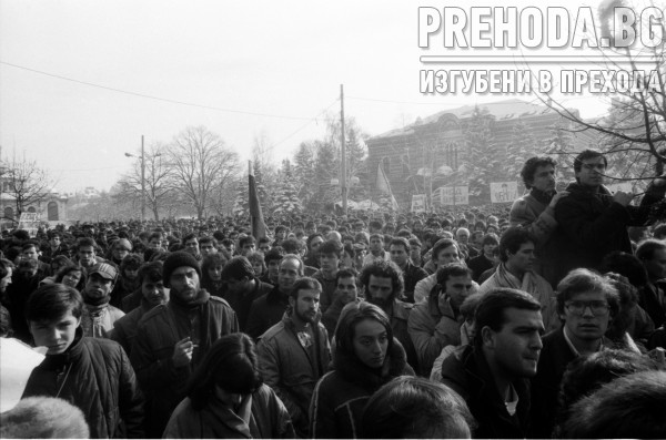 Студентски митинг пред паметника на Незнайния воин с участието на Петър Берон  Александър Кьосев, Емил Кошлуков и други