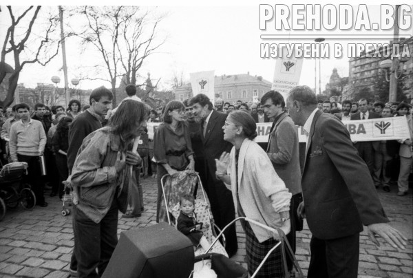 София - "Екогласност" - Първият демократичен митинг, по време на  който се внася в Народното събрание подписката срещу проектите Рила - Места