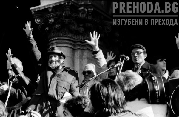 Първият свободен митинг организиран от пред храм паметника "Александър Невски" . Екогласност, КТ Подкрепа, Клубовете за гласност и преустройство и др.