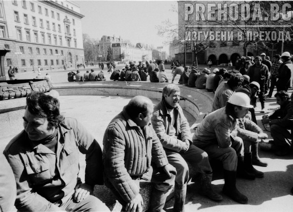 Седяща стачка на миньори пред президентството