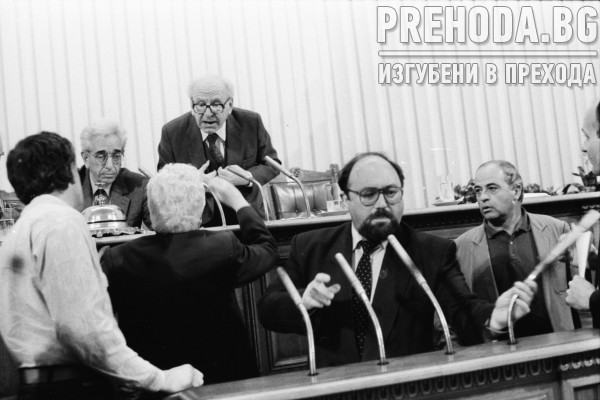 Дебати в Седмото Велико Народно събрание. Оставка на правителството Луканов. Протести пред парламента