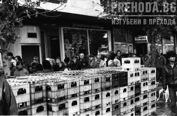 Булевард Витоша. Празни магазини, опашки за олио и коктейл на първа частна банка Моллов