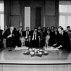 Посещение на израелският министър-председател Ицхак Шамир в България. Подписване на договор с министър-председател Димитър Попов