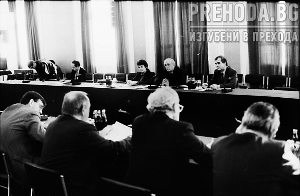 Председателят на Народното събрание Стефан Савов приема делегация на НАТО. Коледна баница с късмети за депутати.