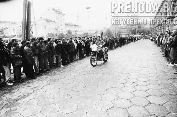 Демонстрация на първите японски мотори в България пред ЦУМ