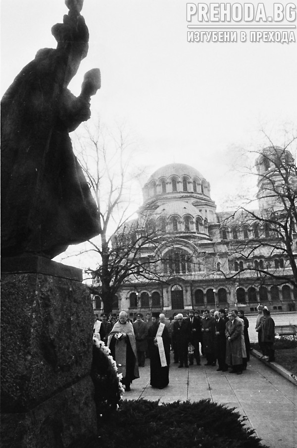 Трети март - цветя пред паметника на отец Паисий Хилендарски от фондация "Паисий"