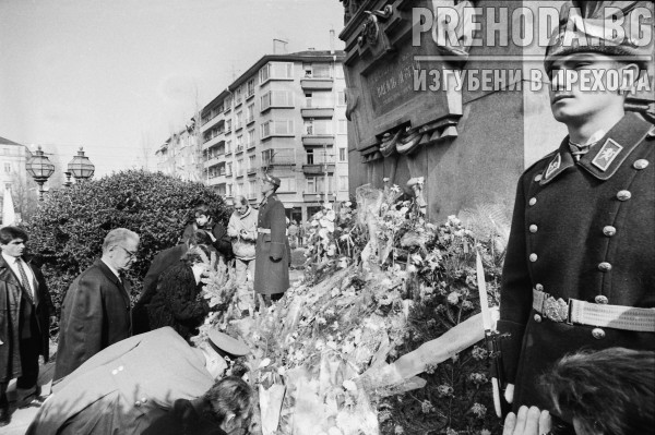 Поклонение пред паметника на Васил Левски. 120 години от обесването му. Присъства Любен Беров