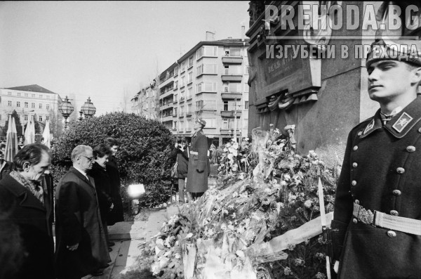 Поклонение пред паметника на Васил Левски. 120 години от обесването му. Присъства Любен Беров