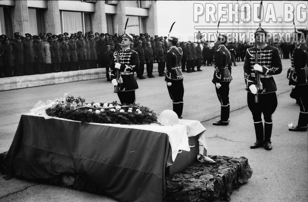 Ковчези с тленните останки на загинали в Камбоджа сини каски. Присъства министър Валентин Александров