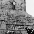 Червени баби чистят паметник на Червената армия