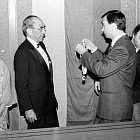 Министър Карабашев награждава японец