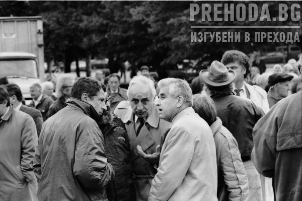 Сблъсък на СДС и БСП пред Паметника на Съветската армия