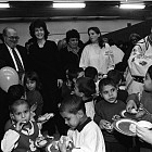 Посланикът на САЩ и Алиса Софиянска раздават коледни подаръци на деца от приюти