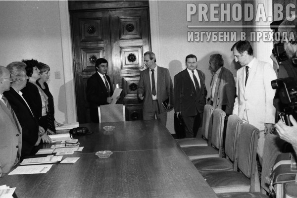 Президентът Желев се среща с измамени от финансови пирамиди