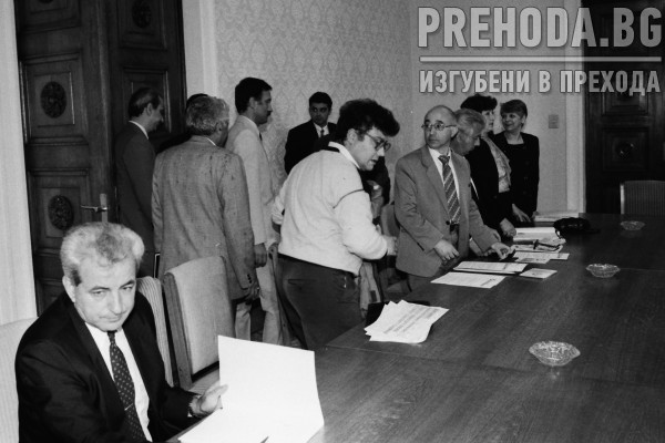 Президентът Желев се среща с измамени от финансови пирамиди