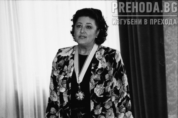Президентът Желев награждава оперната певица Анна Томова-Синтова
