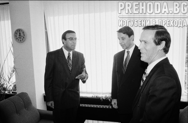 Президентът Желев се среща с кандидат-президент Петър Стоянов. Жельо Желев връчва орден  на руския посланик Дмитрий Авдеев
