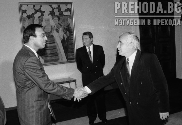 Президентът Желев се среща с кандидат-президент Петър Стоянов. Жельо Желев връчва орден  на руския посланик Дмитрий Авдеев
