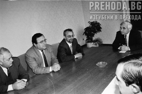 Президентът Жельо Желев се среща с лидера на ДПС Ахмед Доган. Президентът посреща военни