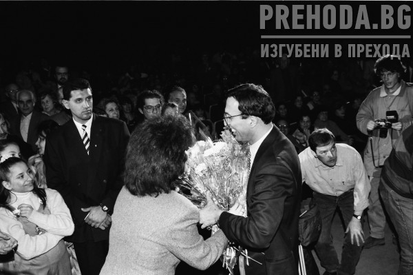 Петър Стоянов открива кампанията си за президент. Присъстват Стефан Софиянски, Иван Костов и други