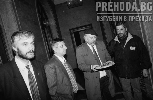 Редакцията на вестник Стъшел носят баница на премиера Виденов