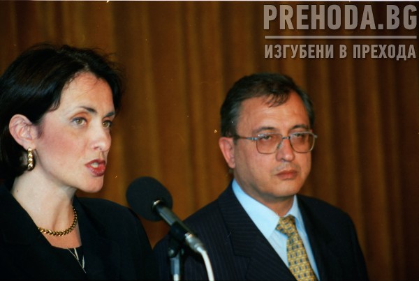 Министърът на външните работи Надежда Михайлова и главният преговарящ за членството на България в ЕС Владимир Кисьов