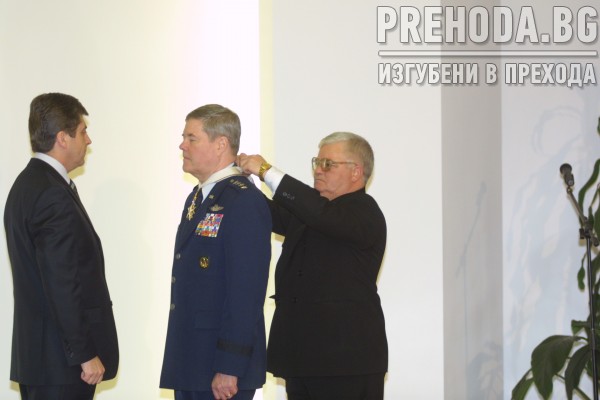 Президентът Георги Първанов връчва орден на Генерал Ралстън