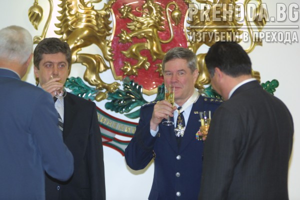 Президентът Георги Първанов връчва орден на Генерал Ралстън