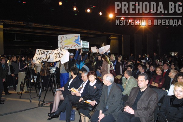 НДК - среща на Министъра на образованието с протестиращи ученици