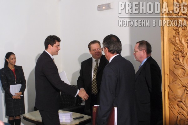 Финансоият министър М. Велчев - договаряне с фирмата Краун Енджънс