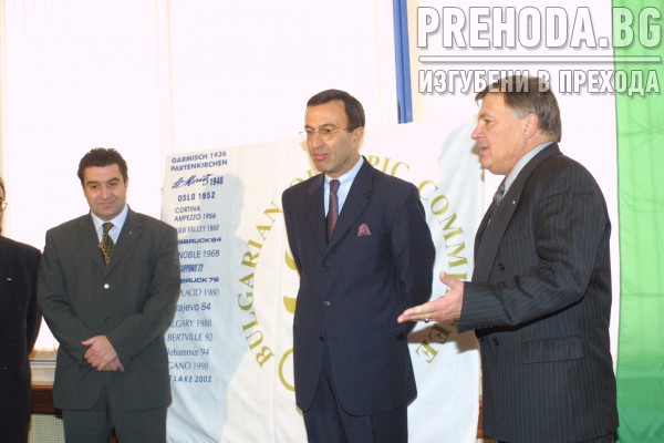 Шефът на БОК - Иван Славков връчва статуетка на Президента Стоянов