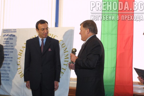 Шефът на БОК - Иван Славков връчва статуетка на Президента Стоянов