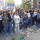 Протест на граждани за убитите деца на пешаходната зебрата