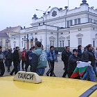 Протест на таксиметровите компании и шофьори пред НС