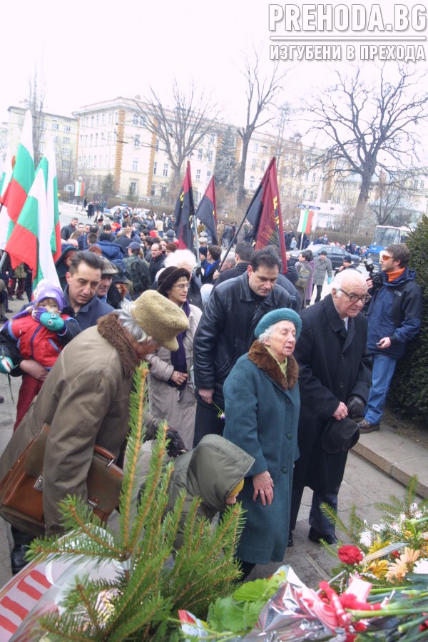 Паметникът на лЛевски - поклонение