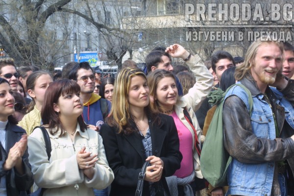 Протест на студенти против отнемането на безплатните карти за градския транспорт