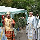 Изгонените свещеници от синода на Пимен-служба на открито 2004.8