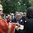 Изгонените свещеници от синода на Пимен-служба на открито 2004.8