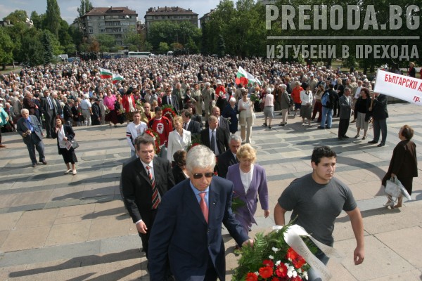Паметник на съветската армия-социалисти честват 9-ти септември 2004.9