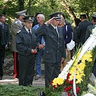 Пожарникари пред гроба на Захарчук-панахида 2004.9