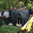 Пожарникари пред гроба на Захарчук-панахида 2004.9