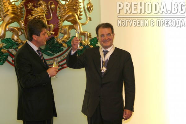 Президентство-Първанов връчва орден н 2004.10