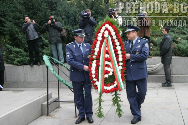 Паметникът на незнайния воин -  празник на полицията 2004.11
