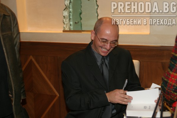 Емил Димитров-ревизоро представя книгата си 2004.12