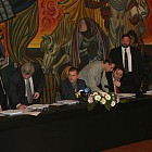 НДК-подписване на рамков договор-здравната каса с лекарски сдружения 2004.12