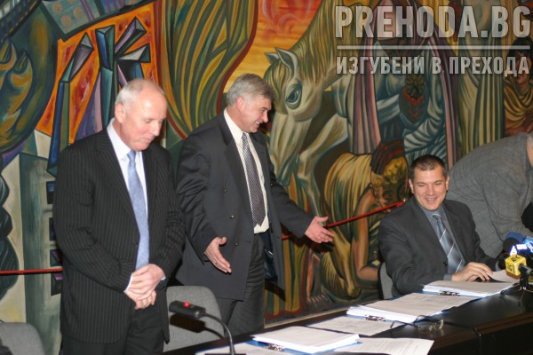 НДК-подписване на рамков договор-здравната каса с лекарски сдружения 2004.12