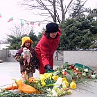 Паметникът на незнайния войн - честване на Трети март 2004.3